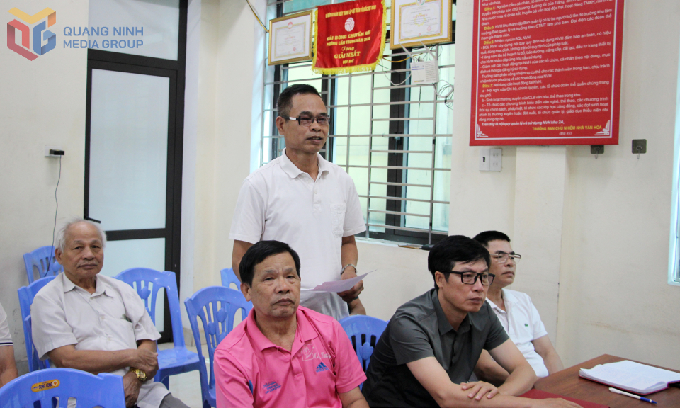 Đảng viên Chi bộ Khu phố 2A, phường Cẩm Trung thảo luận tại buổi sinh hoạt chi bộ.