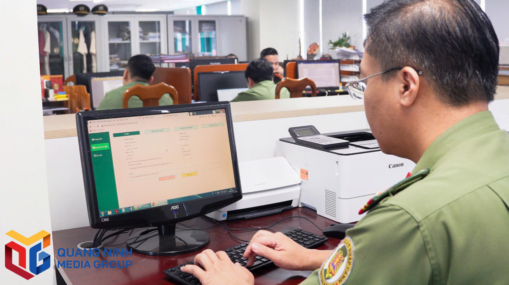 Cán bộ phòng Quản lý xuất nhập cảnh sử dụng phần mềm giải quyết công việc.