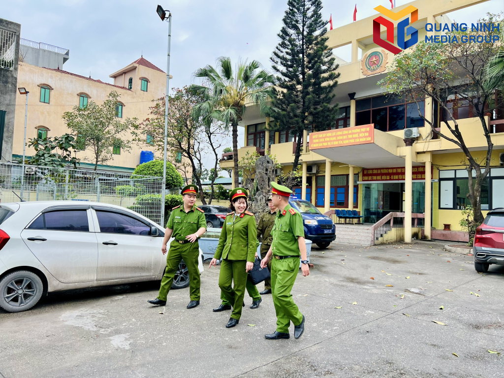 Thượng tá Vũ Thị Lệ Hà cùng đồng đội.