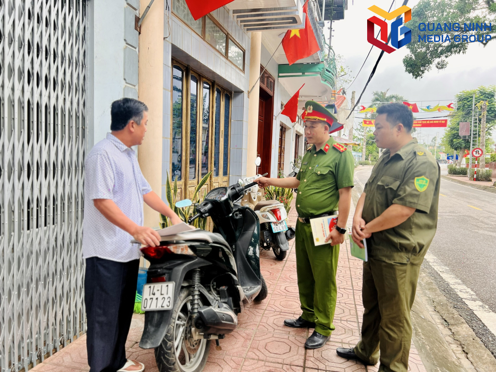 Công an thị trấn Ba Chẽ nhắc nhở người dân bảo quản tài sản, phương tiện, phòng tránh trộm cắp.
