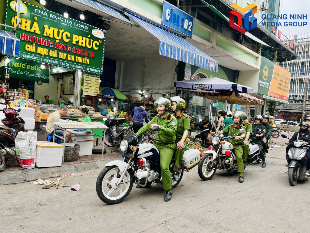 Công an phường Bãi Cháy (TP Hạ Long) tuần tra kiểm soát, đảm bảo trật tự đô thị tại khu vực chợ Cái Dăm.