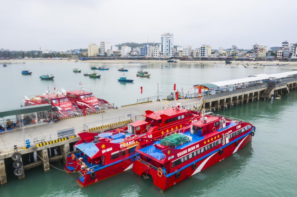 Hệ thống hạ tầng cảng biển, tàu thuyền được đầu tư đồng bộ, hiện đại rút ngắn khoảng cách của Cô Tô với đất liền. 