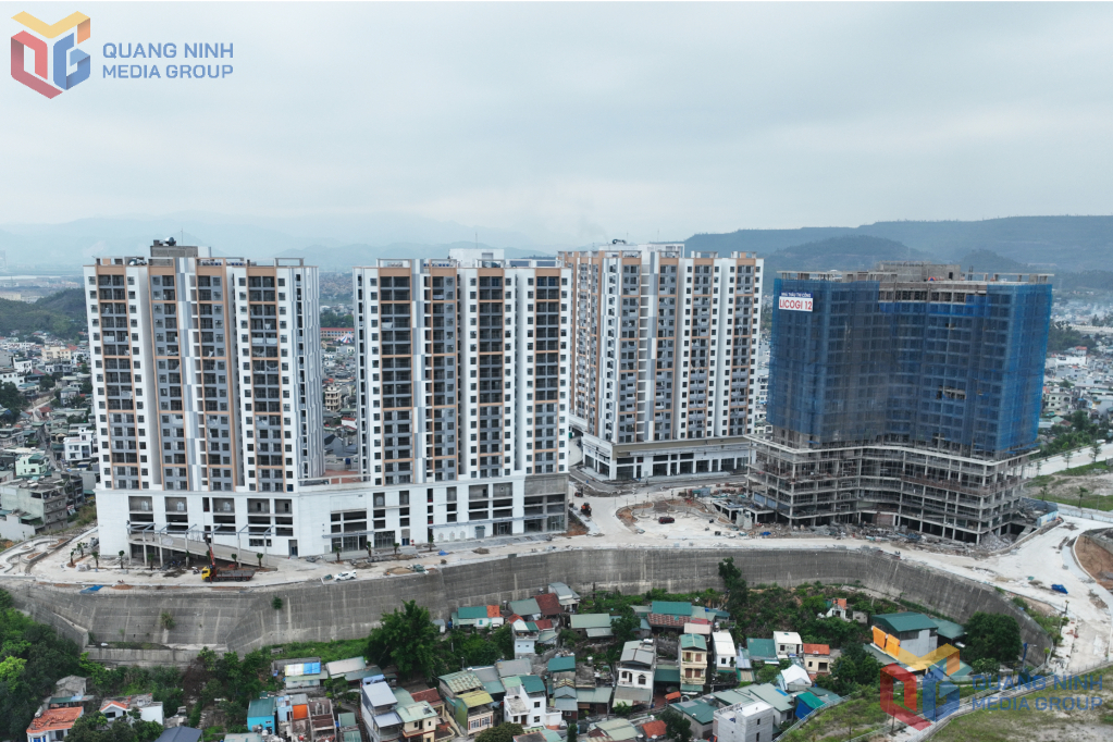Dự án NƠXH Khu dân cư đồi Ngân hàng, TP Hạ Long cơ bản hoàn thành các hạng mục đầu tư chính, nhà thầu đang tập trung hoàn thành các hạng mục phía ngoài tòa nhà.