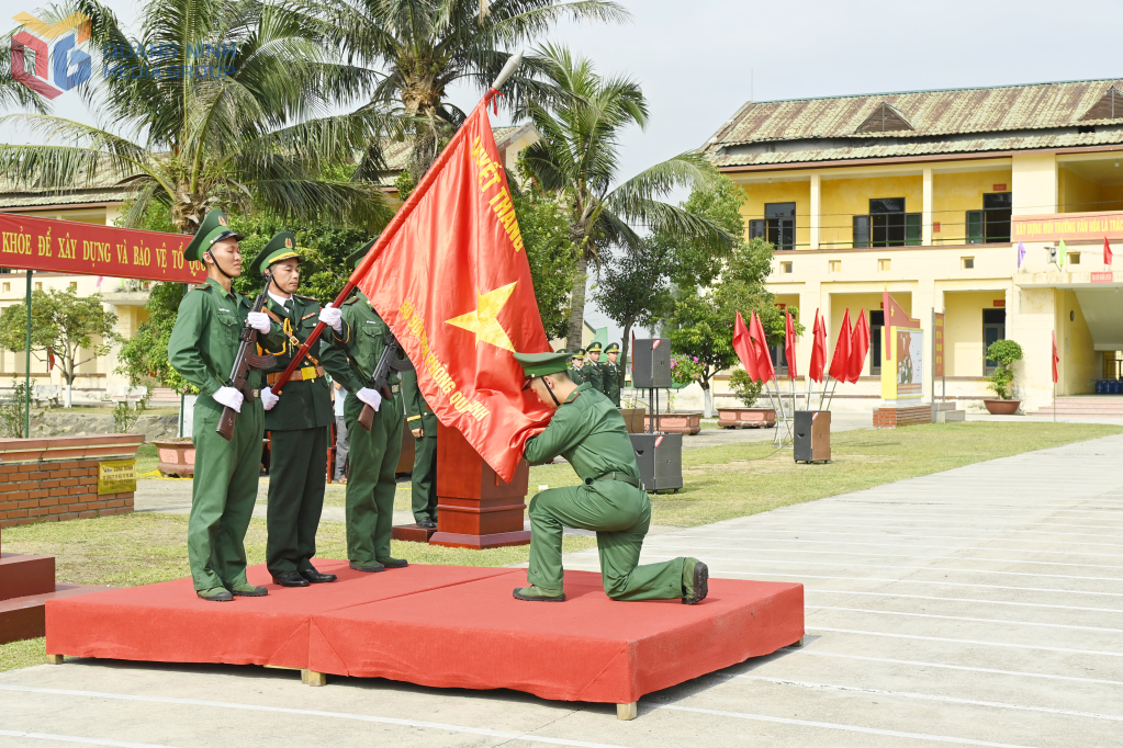 Chiến sĩ mới tuyên thệ trước Quân kỳ.