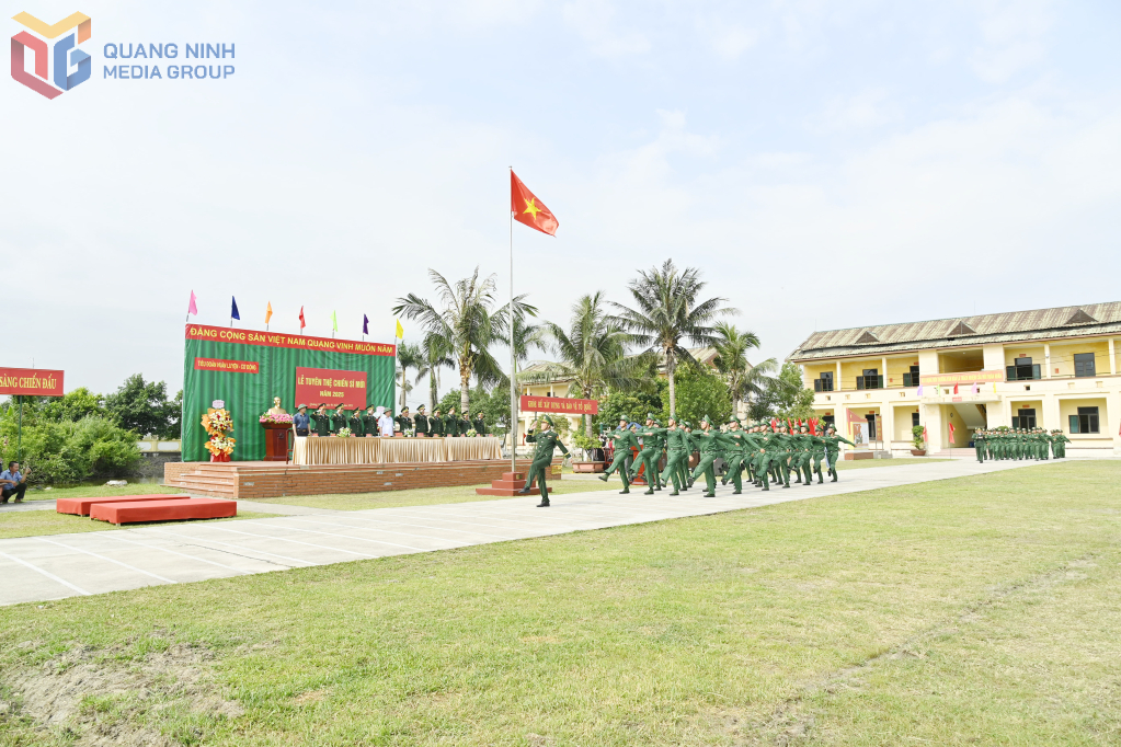 Duyệt đội ngũ trong lễ tuyên thệ.