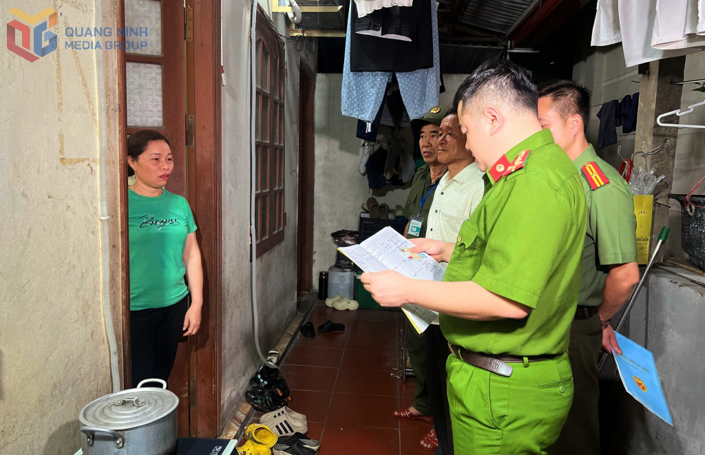 CBCS Công an phường Bãi Cháy, TP Hạ Long kiểm tra đăng ký tạm trú của người thuê trọ trên địa bàn.