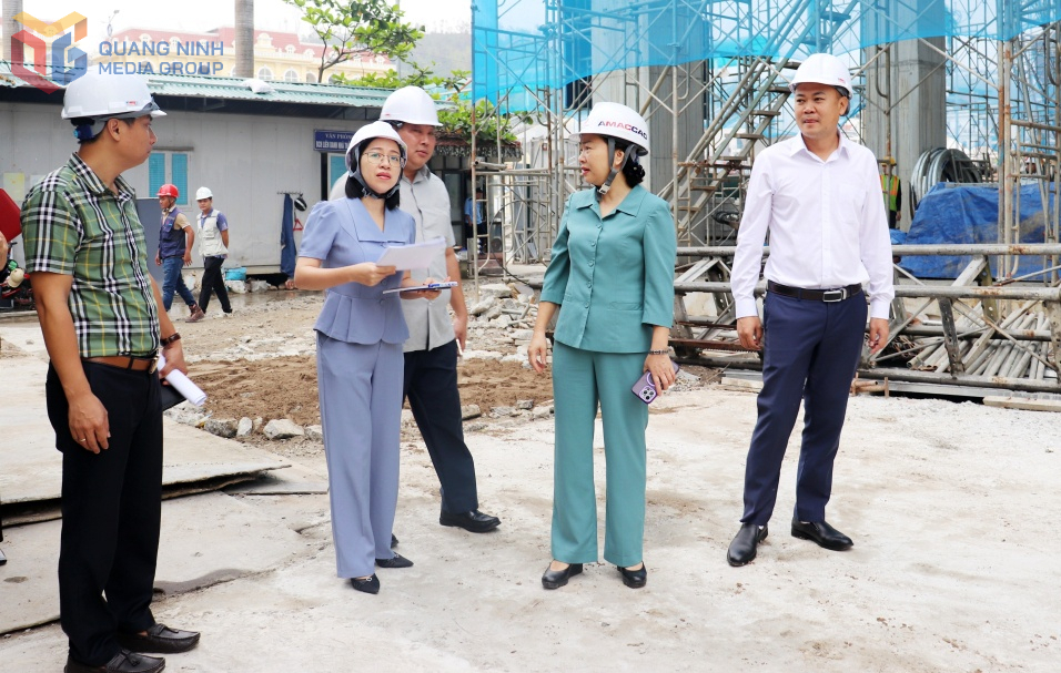Đoàn giám sát của HĐND tỉnh kiểm tra thực tế tại Dự án Trung tâm Truyền thông tỉnh Quảng Ninh trong quá trình giám sát thực hiện các nghị quyết của HĐND tỉnh về kế hoạch đầu tư công trung hạn giai đoạn 2021-2025 vào tháng 9/2024. Ảnh: Trúc Linh