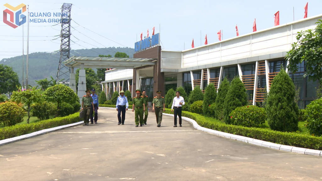 Phòng An ninh kinh tế (Công an tỉnh) phối hợp với công an phường làm việc với đại diện Xí nghiệp quản lý vận hành KCN Đông Mai nhằm nâng cao hiệu quả công tác đảm bảo ANTT tại cơ sở.