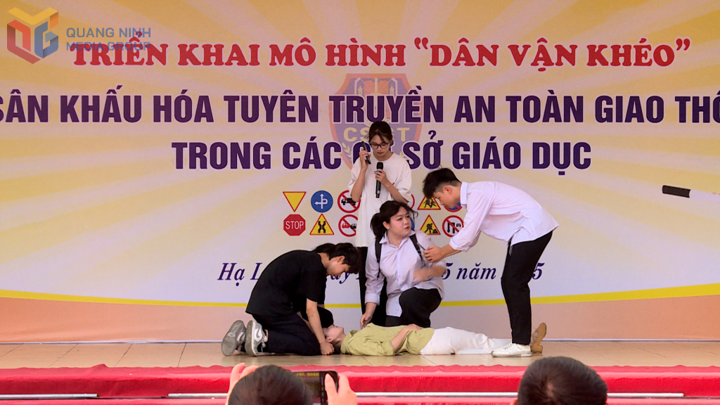 Trung tâm Hướng nghiệp và Giáo dục thường xuyên tỉnh tuyên truyền ATGT cho các em học sinh trước kỳ nghỉ hè. Ảnh: Lê Nam