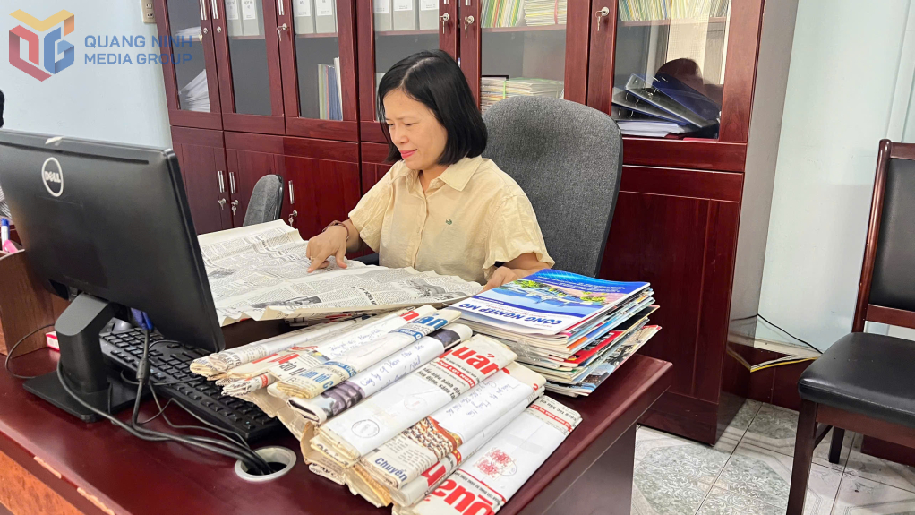 Chị Hoàng Hiền xem lại những bài viết của mình được đăng trên Báo Quảng Ninh từ những ngày đầu đi làm cách đây hơn 20 năm.