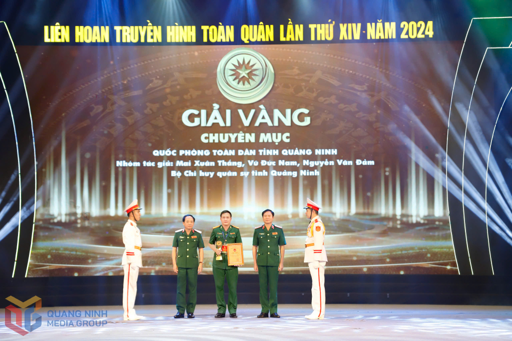Anh Văn Đảm (đứng giữa nhận cup)