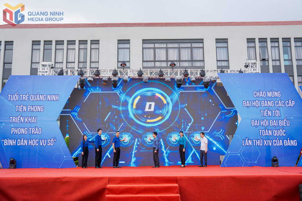 Các đại biểu thực hiện nghi thức Khởi động Chiến dịch Thanh niên tình nguyện hè 2025.