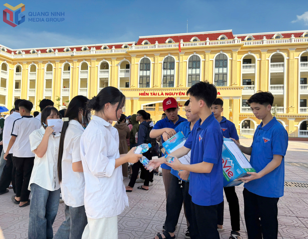 Đội thanh niên tình nguyện tặng nước uống cho thí sinh tại điểm thi Trường THPT Ba Chẽ.