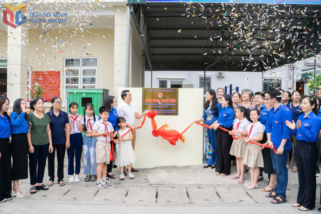 Đoàn Thanh niên UBND tỉnh gắn biển công trình thanh niên 