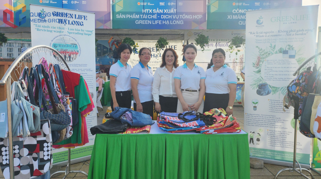 Các sản phẩm tái chế của HTX Green Life Hạ Long giới thiệu tại lễ mít tinh hưởng ứng Ngày Môi trường Thế giới (5/6) và Tháng hành động vì môi trường năm 2025 do Bộ Nông nghiệp và Môi trường phối hợp cùng UBND tỉnh Quảng Ninh tổ chức tại TP Hạ Long ngày 1/6 vừa qua.