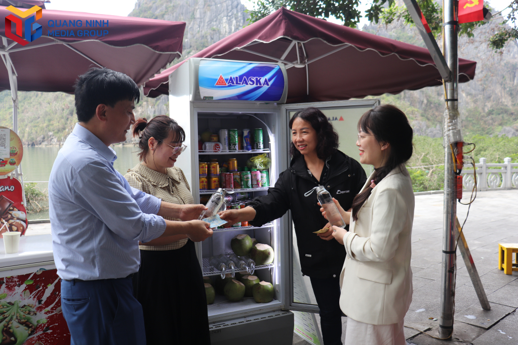 Người dân và du khách sử dụng chai thủy tinh tại khu vực hang Sửng Sốt, Vịnh Hạ Long.