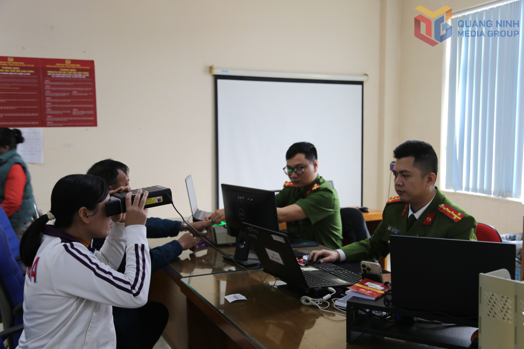 Người dân đến làm thẻ căn cước tại Chi nhánh Trung tâm phục vụ HCC TP Móng Cái