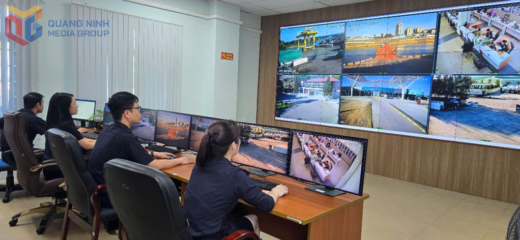 Hải quan cửa khẩu quốc tế Móng Cái giám sát hoạt động xuất nhập khẩu từ phòng điều hành hệ thống camera được lắp đặt tại các cửa khẩu, lối mở, bến bãi.