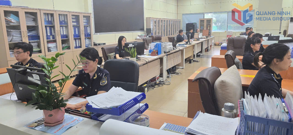 Hoạt động tại bộ phận thủ tục Hải quan cửa khẩu quốc tế Móng Cái.