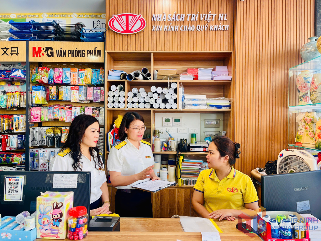 Cán bộ Đội thuế Hạ Long kiểm tra việc triển khai hóa đơn điện tử khởi tạo từ máy tính tiền tại Nhà sách Trí Việt (phường Trần Hưng Đạo, TP Hạ Long).