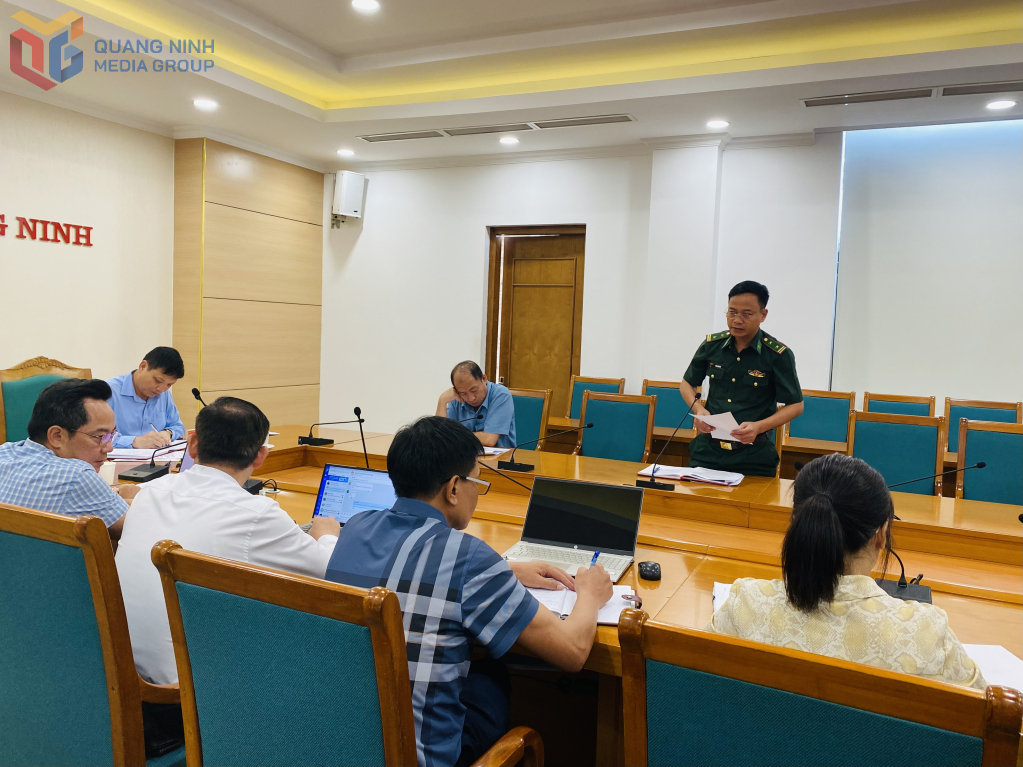 Đại diện Bộ đội Biên phòng tỉnh Quảng Ninh phát biểu tại cuộc họp.