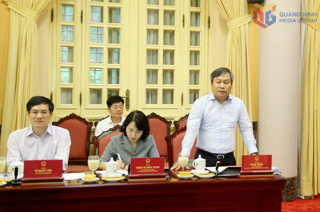 Đồng chí Vũ Đại Thắng, Ủy viên Trung ương Đảng, Bí thư Tỉnh ủy, Trưởng Đoàn ĐBQH tỉnh, báo cáo tại buổi làm việc.
