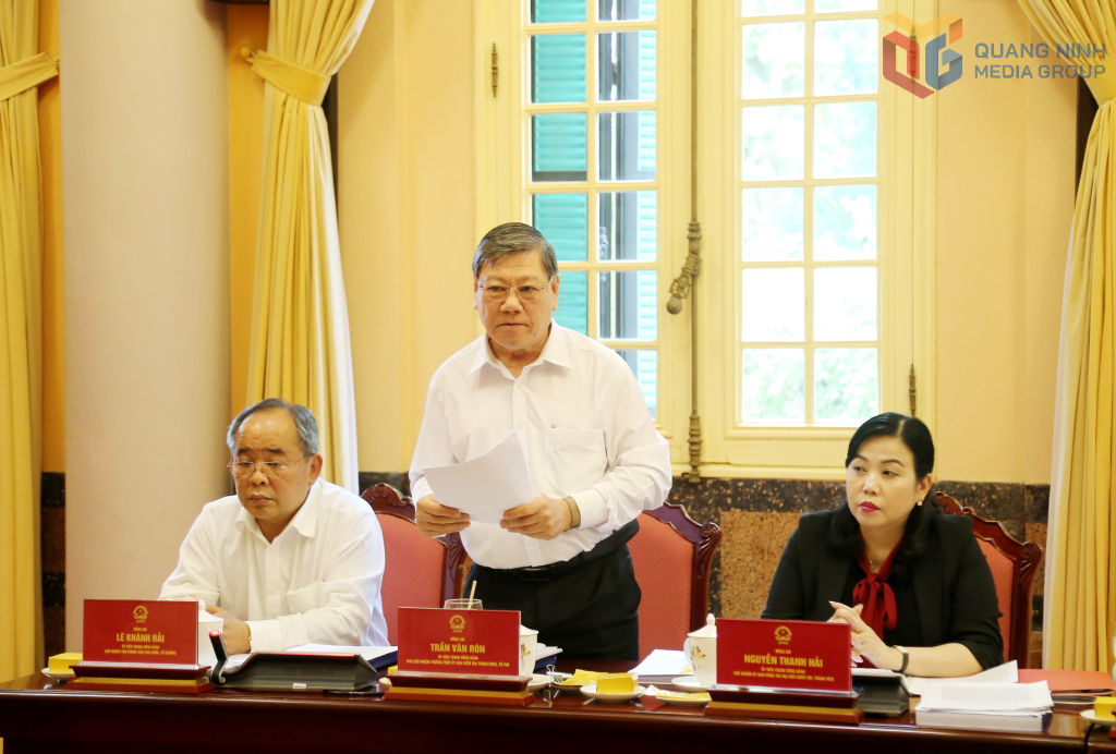 Đồng chí Trần Văn Rón, Ủy viên Trung ương Đảng, Phó Chủ nhiệm Thường trực Ủy ban Kiểm tra Trung ương, phát biểu tại buổi làm việc.