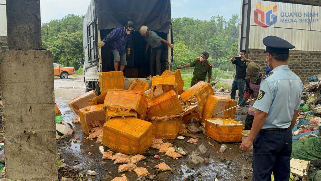Cơ quan công an phối hợp với các lực lượng chức năng tiến hành tiêu hủy tang vật vi phạm.