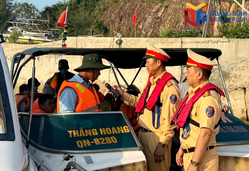Lực lượng CSGT đường thủy Quảng Ninh kiểm tra nồng độ cồn đối với lái tàu hoạt động trên địa bàn đơn vị quản lý.