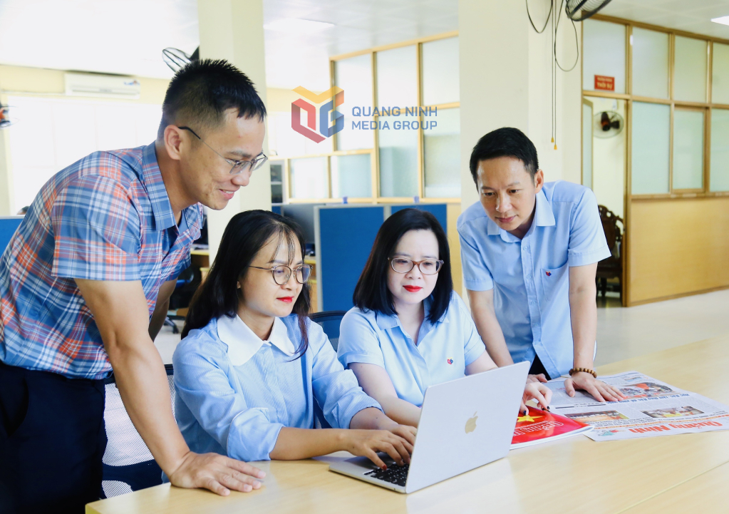 Các phóng viên phòng Thời sự (Trung tâm Truyền thông tỉnh) trao đổi nghiệp vụ trong quá trình sản xuất tin, bài.