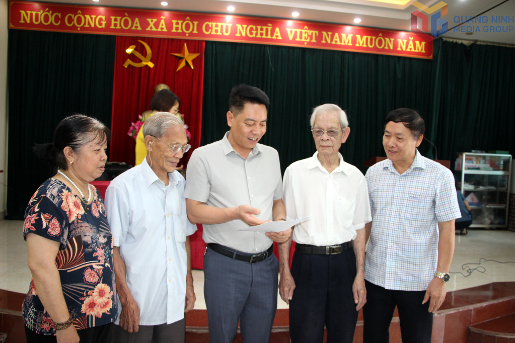 Đồng chí Nguyễn Như Ngọc, Bí thư Đảng ủy phường Cẩm Trung, trao đổi với các đảng viên Khu phố 2A về phương án sắp xếp các đơn vị hành chính trên địa bàn TP Cẩm Phả. 