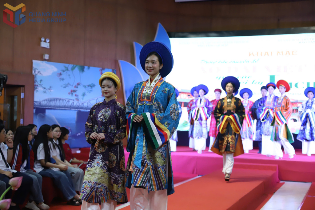 Trình diễn áo dài.