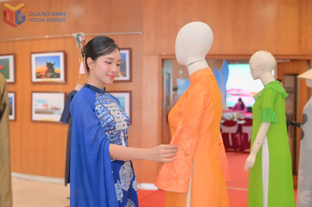 Người mẫu Hà Thị Giang Thanh, cô gái đến từ Quảng Ninh lọt vào Top 25 và hiện là một trong những thí sinh nổi bật tại vòng chung kết Hoa hậu Việt Nam 2024, xem những mẫu áo dài được trưng bày.