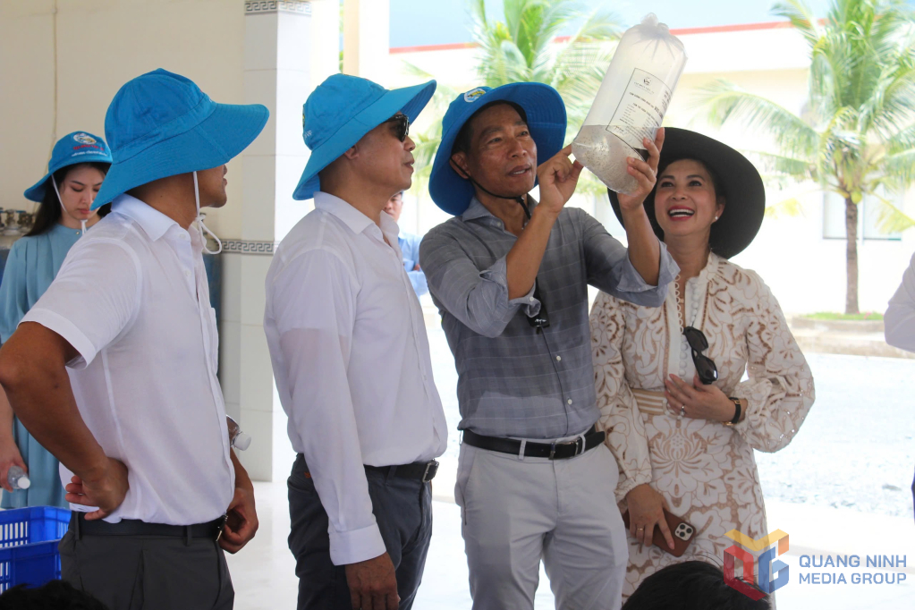 Ông Lương Thanh Văn, Chủ tịch HĐQT Tập đoàn Việt Úc trong lần kiểm tra sản phẩm tại Công ty TNHH Việt Úc Quảng Ninh.