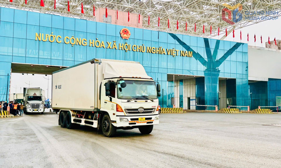 Kim ngạch xuất khẩu của doanh nghiệp trong tỉnh 5 tháng đạt trên 1,6 tỷ USD. (Trong ảnh: Hoạt động XNK tại Cửa khẩu cầu Bắc Luân II, TP Móng Cái). Ảnh: Mạnh Trường