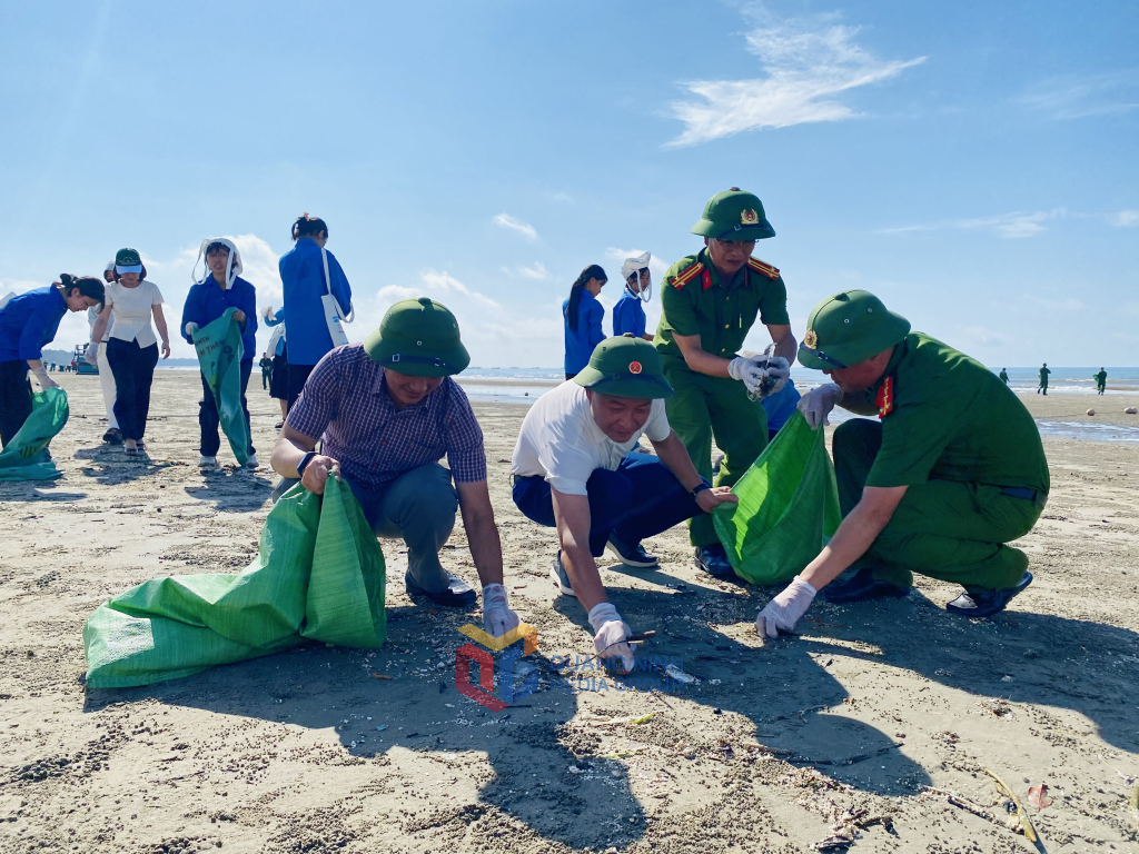 Các đại biểu, nhân dân tham gia dọn vệ sinh môi trường biển phía trước trụ sở Ban quản lý khu du lịch Trà Cổ đến Ngã Ba Ông Thái.