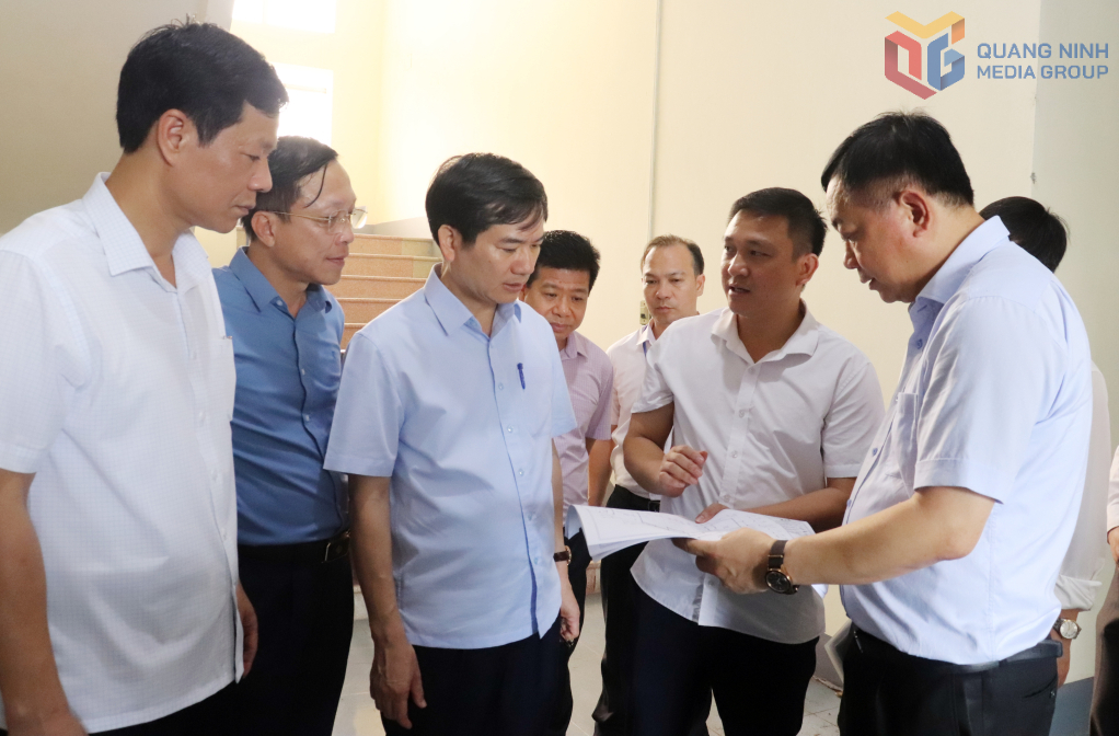 Đồng chí Vũ Quyết Tiến, Phó Bí thư Tỉnh ủy kiểm tra việc sắp xếp trụ sở làm việc tại phường Yên Tử (TP Uông Bí).