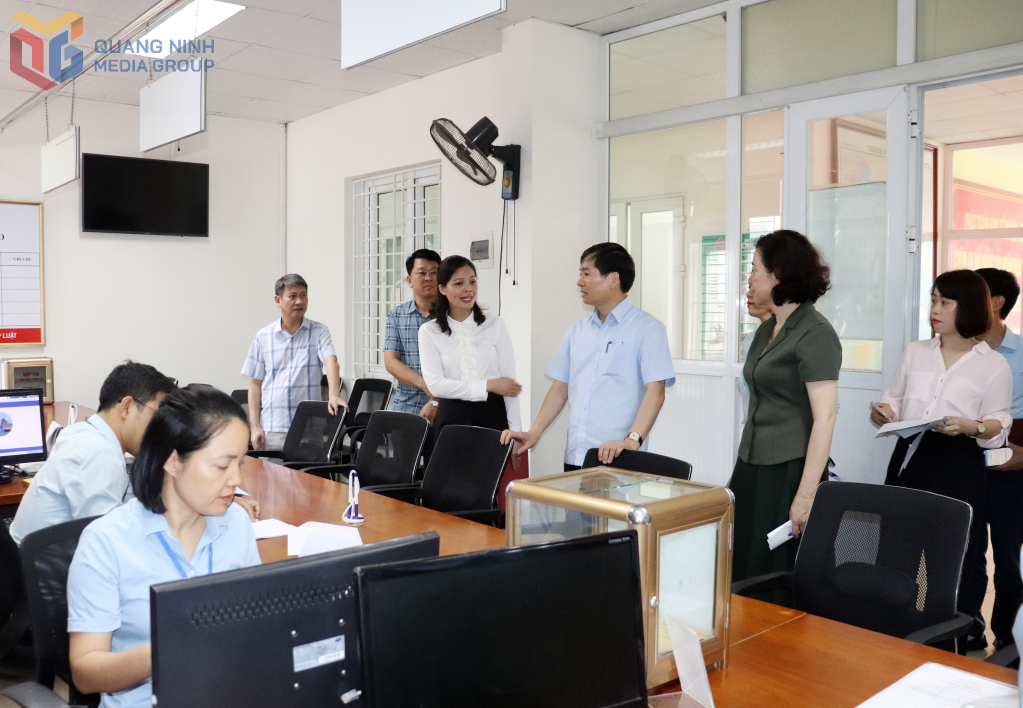 Đồng chí Vũ Quyết Tiến, Phó Bí thư Tỉnh ủy kiểm tra công tác chuân bị vận hành chính quyền địa phương hai cấp tại phường Hồng Gai.