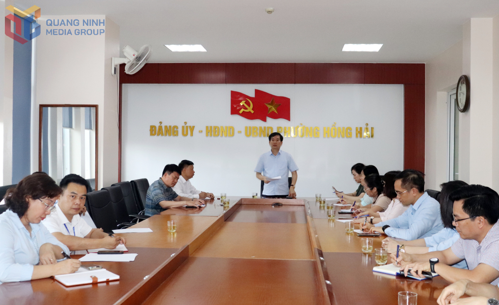 Đồng chí Vũ Quyết Tiến, Phó Bí thư Tỉnh ủy phát biểu chỉ đạo tại buổi làm việc với cán bộ phường Hạ Long (TP Hạ Long)