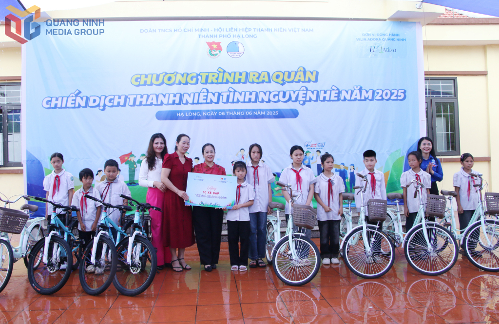 Thành Đoàn Hạ Long và các đơn vị đồng hành trao tặng 10 xe đạp cho học sinh có hoàn cảnh khó khăn trường TH và THCS Hòa Bình.