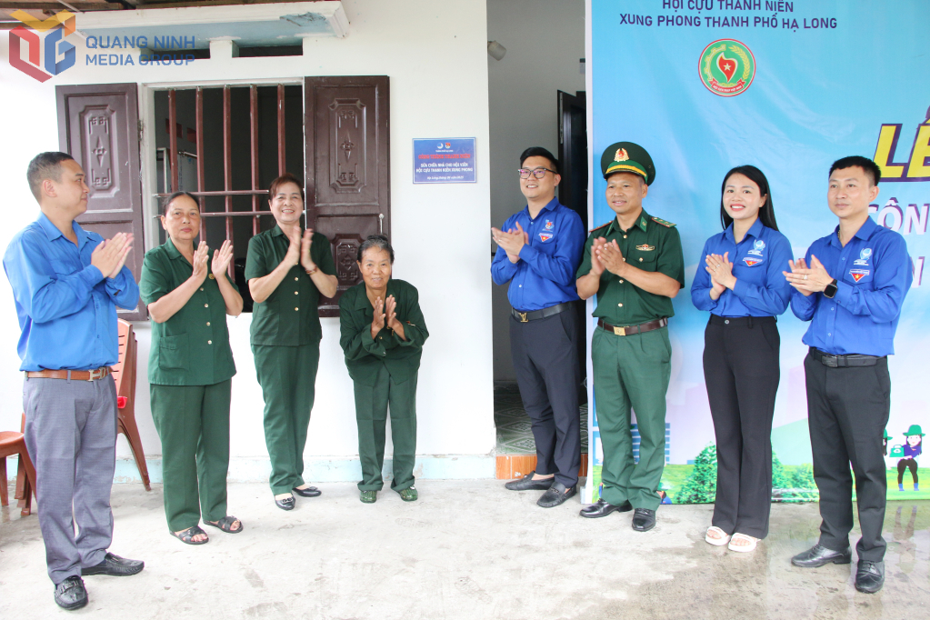 Thành Đoàn trao tặng kinh phí bà bàn giao công trình sửa chữa nhà ở cho cựu thanh niên xung phong Trần Thị Tư (xã Thống Nhất).