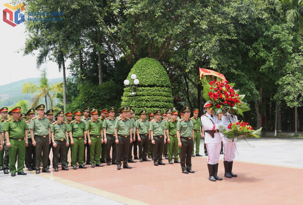 Đoàn đại biểu Công an tỉnh dâng hoa trước Tượng đài các Anh hùng liệt sĩ tại Khu di tích lịch sử CAND.