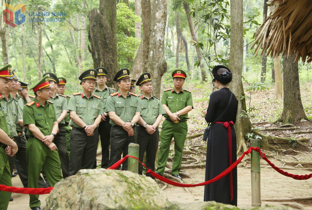 Đoàn đại biểu Công an tỉnh Quảng Ninh thăm khu di tích Lán Nà Nưa.