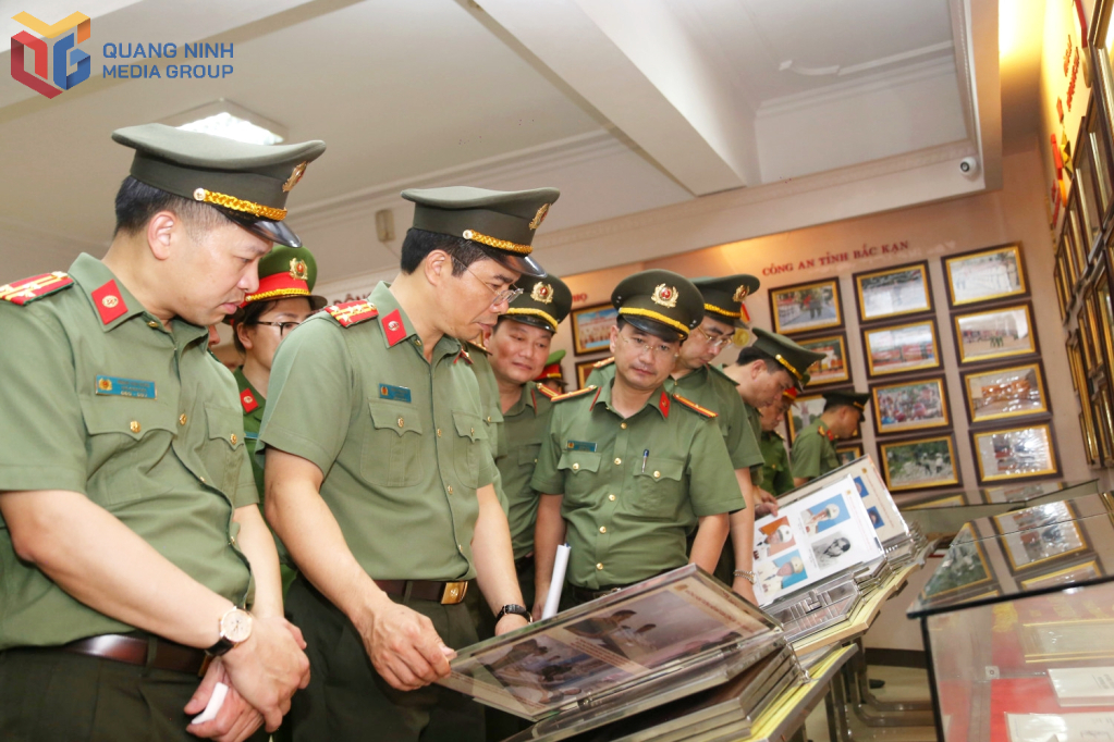 Đoàn đại biểu tham quan khu trưng bày của Công an Quảng Ninh tại Bảo tàng CAND.