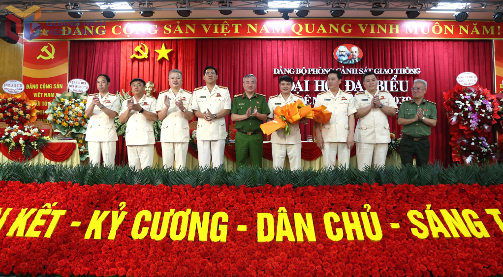 Lãnh đạo Công an tỉnh tặng hoa chúc mừng Ban chấp hành Đảng bộ Phòng CSGT (Công an tỉnh) nhiệm kỳ 2025-2030.