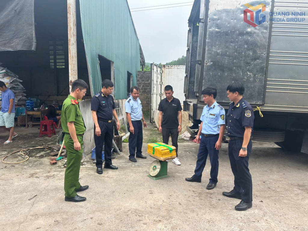 Ngày 27/5, tại Thôn 5, xã Quảng Nghĩa (Móng Cái), Đội Kiểm soát hải quan phối hợp với Đội Quản lý thị trường số 4 - Chi cục Quản lý thị trường tỉnh Quảng Ninh) bắt giữ hơn 25 tấn hàng hóa không rõ nguồn gốc, xuất xứ