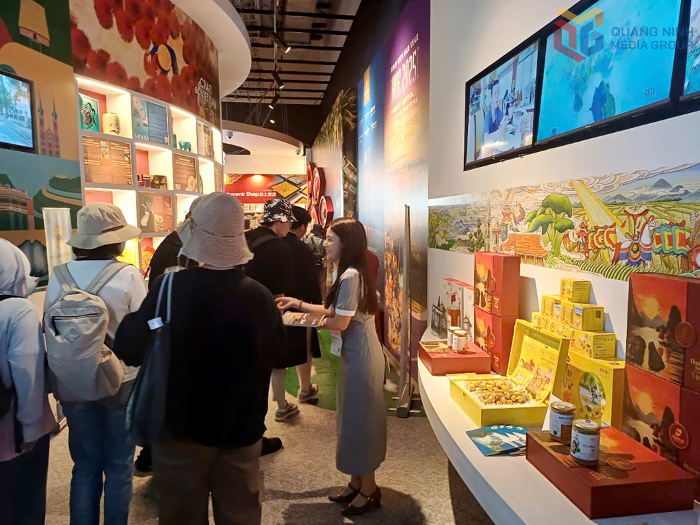 Du khách tham quan, tìm hiểu về tỉnh Quảng Ninh tại Tuần lễ Quảng Ninh Expo 2025 tại Nhật Bản