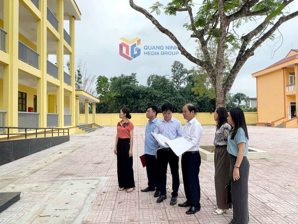 Đại biểu Lưu Văn Thường (thứ 4 từ trái sang), đại biểu HĐND tỉnh, HĐND huyện Hải Hà cùng Tổ đại biểu HĐND tỉnh giám sát việc thực hiện phát triển kinh tế - xã hội trên địa bàn huyện Hải Hà.