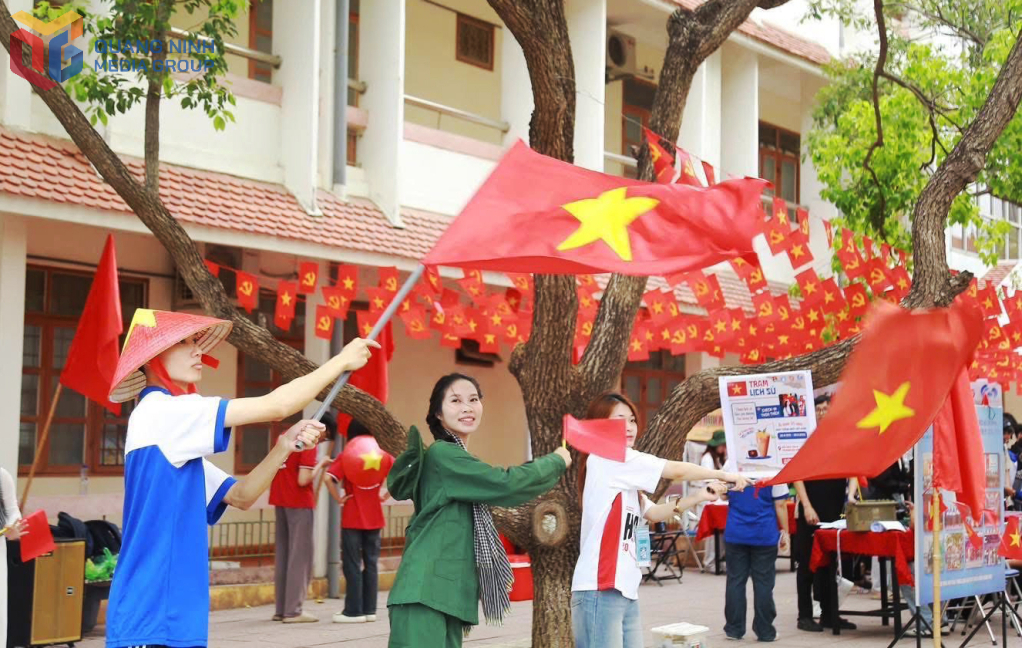 Đoàn trường Đại học Hạ Long tổ chức không gian “Trạm lịch sử - Gieo yêu thương - Bật tương lai”.