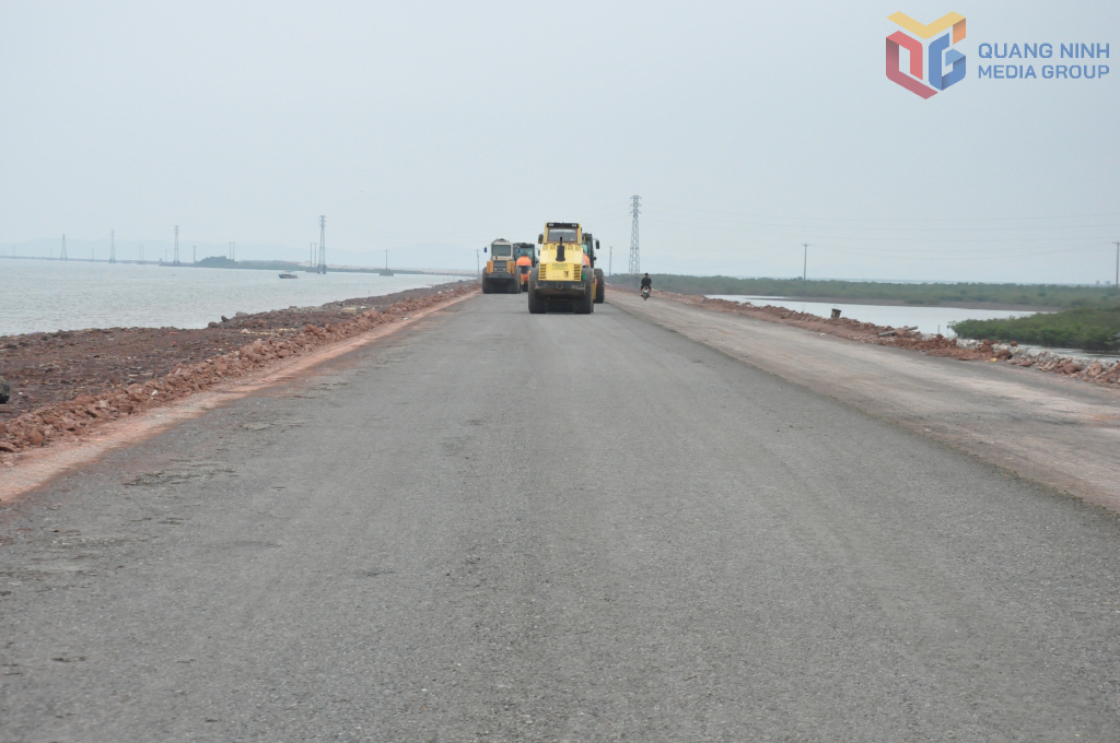 Thi công dự án đường kết nối cao tốc Vân Đồn-Móng Cái đến Cảng Vạn Ninh